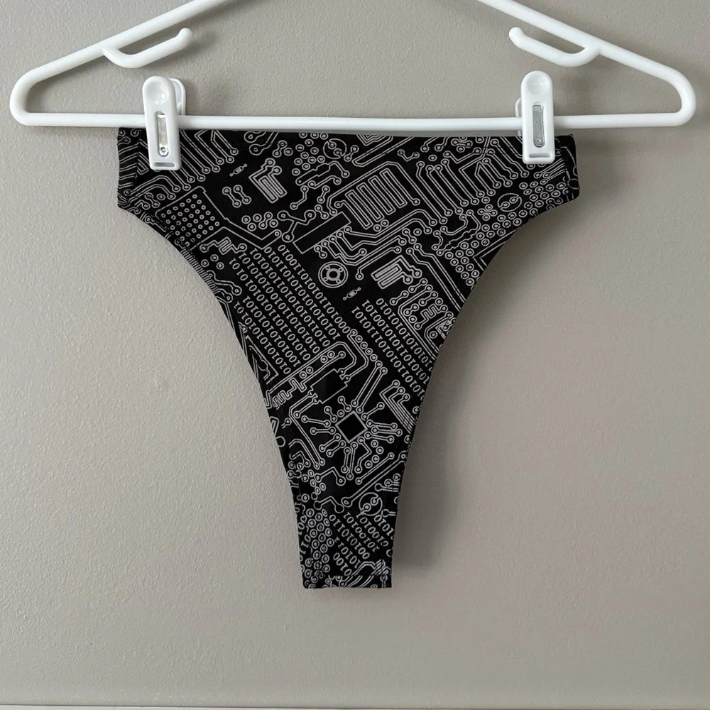 The Lyte Couture Reflective Matrix 4 Piece Rave Set - Picture 3 of 6
